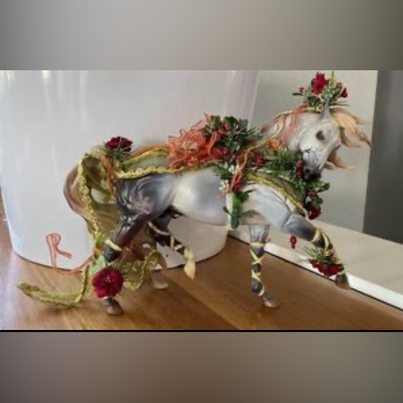 2014 Holiday Horse - Bayberry and Roses - Picture 1 of 2